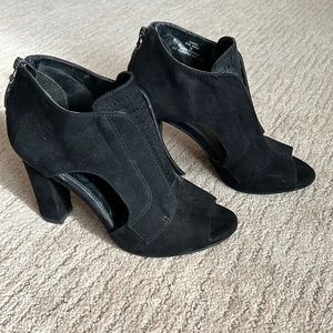 Barely worn black Eva and Zoe chunky suede high heels